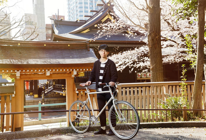 トーキョーバイクで働く橋原大典さん。THE KNOT TOKYO Shinjukuではトーキョーバイクによるレンタルサイクルとサイクリングツアーを利用できる。
