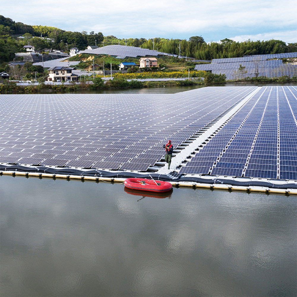 水上太陽光発電所の上を歩く いちごのエンジニア、諏訪邉